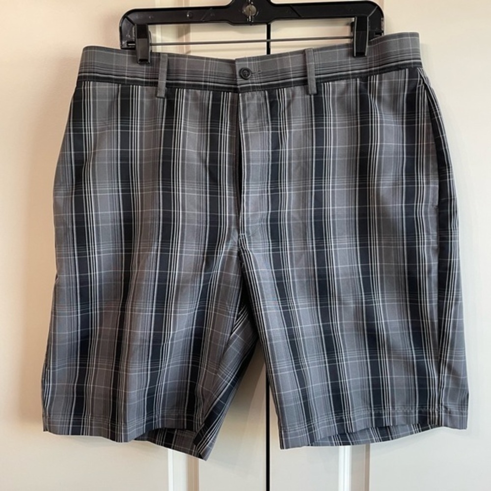 Men’s pro tour golf shorts from Belks. Size 36.